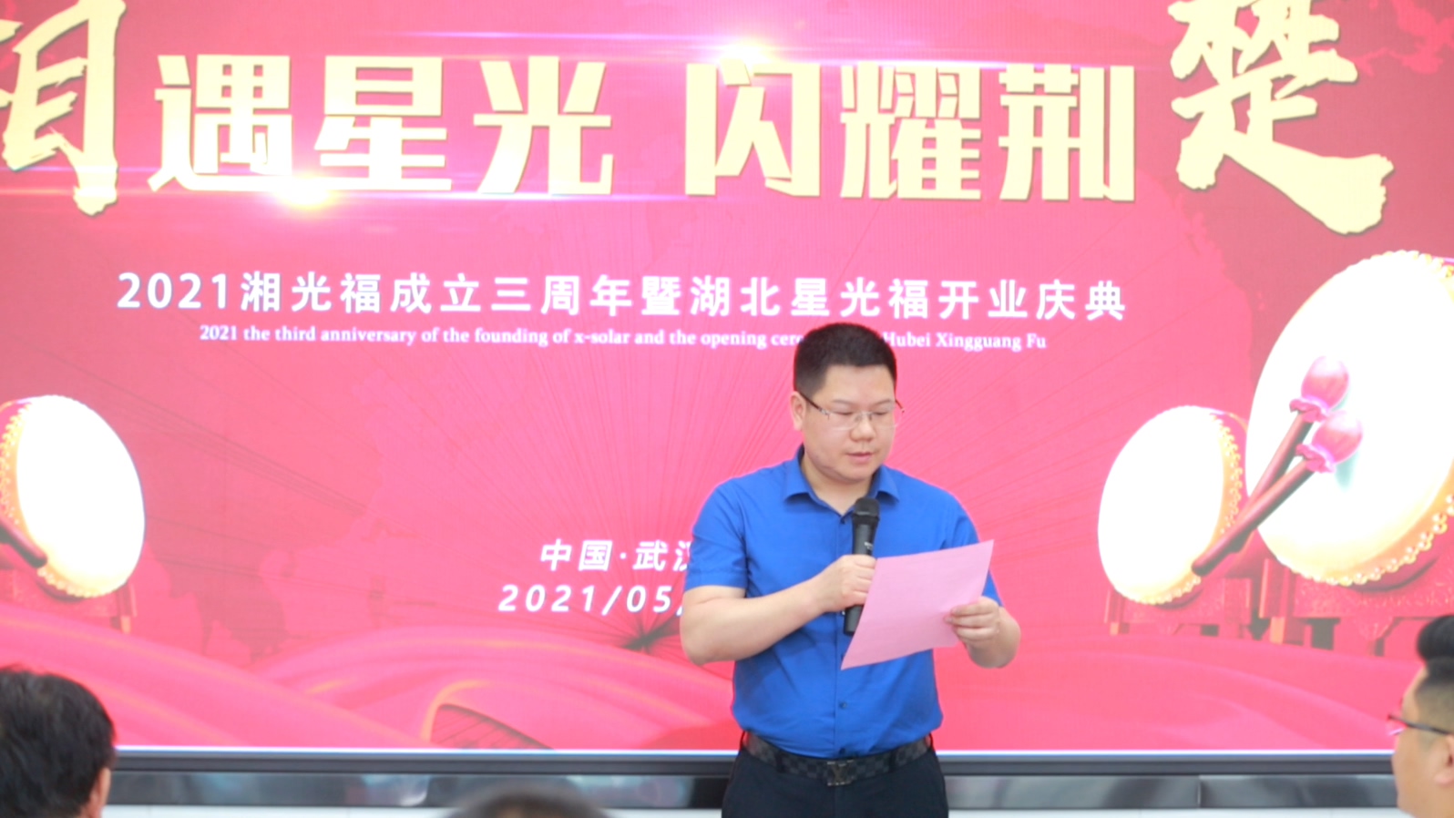 执着的“追光人”：我要让每一块修建质料，，，，，，都能自己发电！