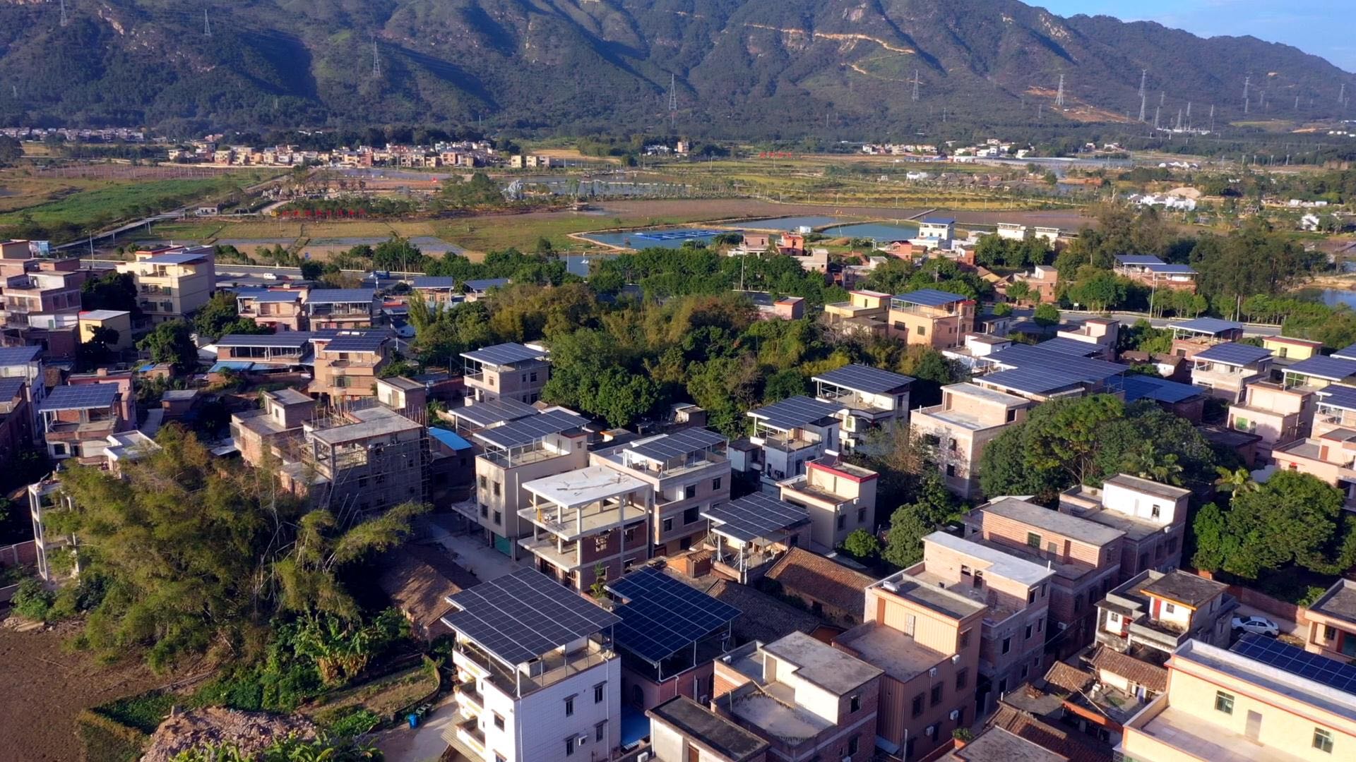 深入实验农村电网牢靠提升工程，，，，，户用光伏等新能源应并尽并，，，，，大力帮扶推动生长！