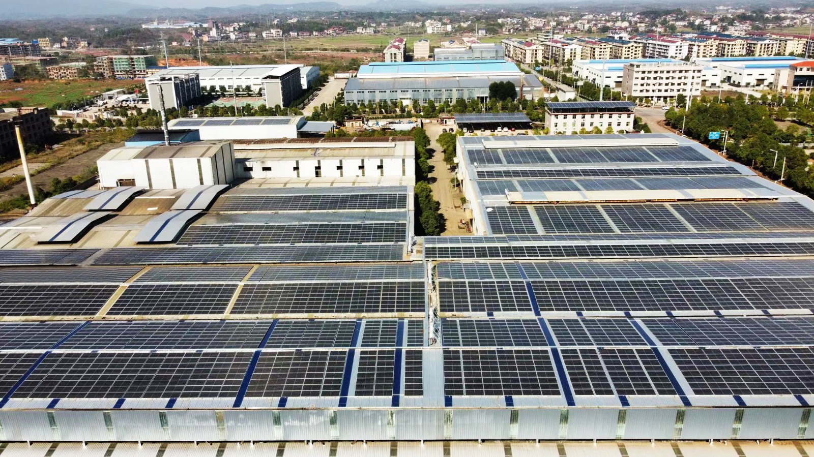 6月以来，，，，，，室外温度居高不下！多地供电主要，，，，，，光伏电站或将为工商业企业带来“用电自由！